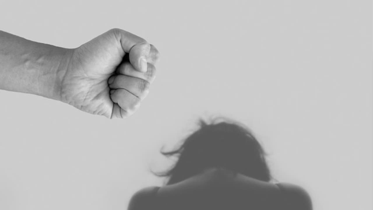 ಹುಬ್ಬಳ್ಳಿ: ನಡುರಸ್ತೆಯಲ್ಲೇ 2ನೇ ಪತ್ನಿಗೆ ಹಿಗ್ಗಾಮುಗ್ಗಾ ಥಳಿಸಿದ ಬಿಜೆಪಿ ಮುಖಂಡ..! ಹುಬ್ಬಳ್ಳಿ: ನಡುರಸ್ತೆಯಲ್ಲೇ 2ನೇ ಪತ್ನಿಗೆ ಹಿಗ್ಗಾಮುಗ್ಗಾ ಥಳಿಸಿದ ಬಿಜೆಪಿ ಮುಖಂಡ..!