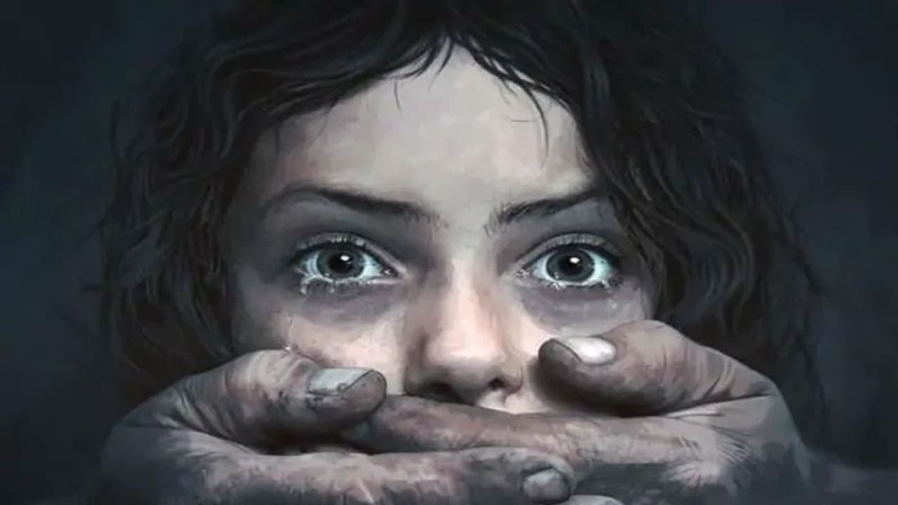 సైదాబాద్ బాలికపై రేప్, హత్య: హైదరాబాద్ సీపీ ఉన్నత స్థాయి సమీక్ష.. నిందితుడి కోసం 100 మంది పోలీసులు సైదాబాద్ బాలికపై రేప్, హత్య: హైదరాబాద్ సీపీ ఉన్నత స్థాయి సమీక్ష.. నిందితుడి కోసం 100 మంది పోలీసులు