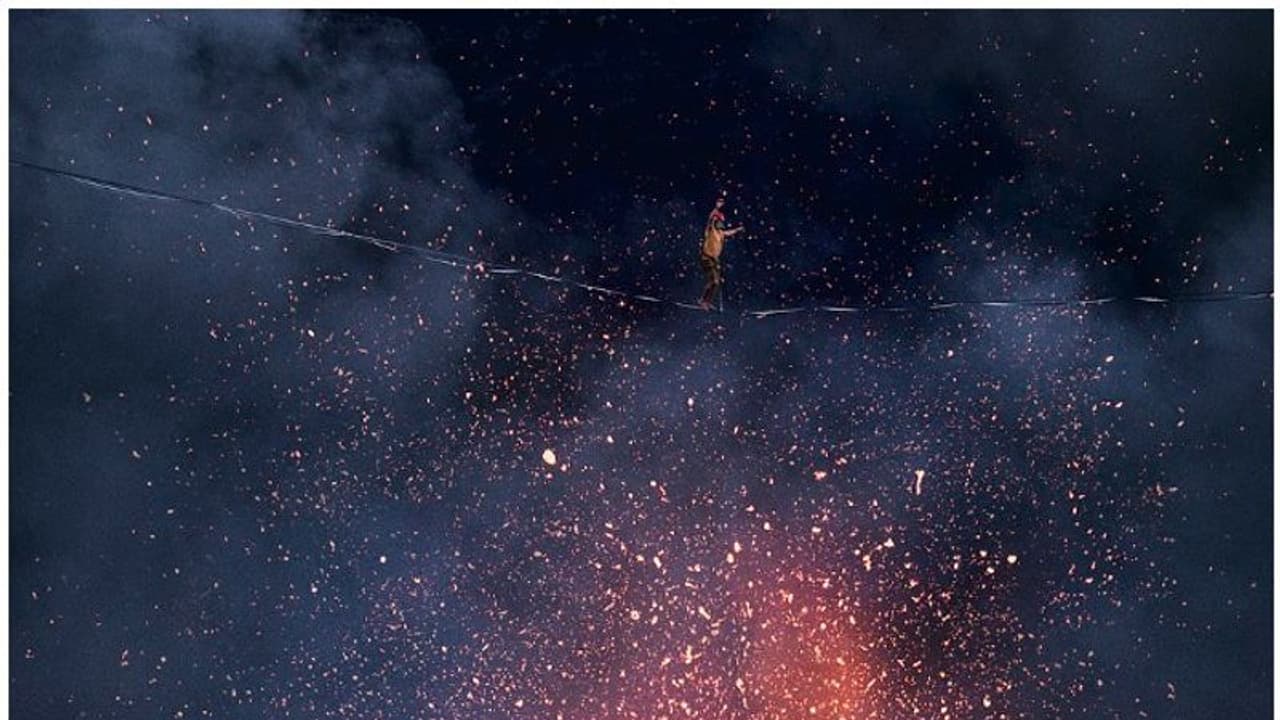 ചുട്ടുപഴുത്ത ലാവയ്ക്ക് മുകളില്‍ കയറിലൂടെ നടന്ന യുവാക്കള്‍...