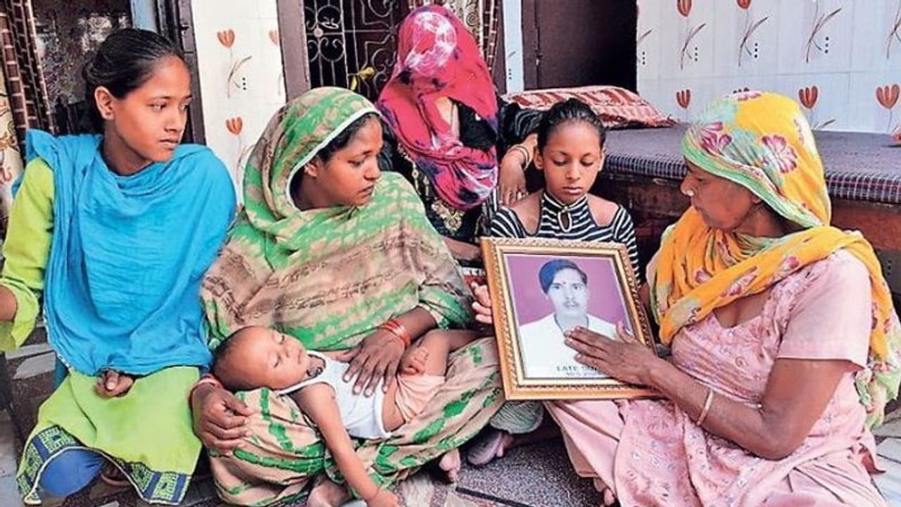 कोरोना से बेटे की मौत, एक एक रोटी के लिए तरस रहा 8 लोगों का परिवार..तस्वीर देख आंसू बहा रहे घरवाले कोरोना से बेटे की मौत, एक एक रोटी के लिए तरस रहा 8 लोगों का परिवार..तस्वीर देख आंसू बहा रहे घरवाले