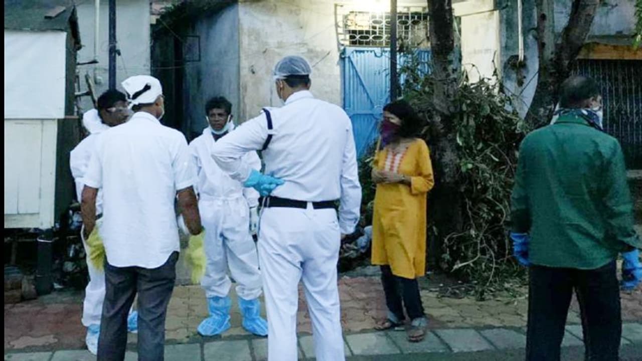 চিকিৎসক বাবার দেহ আগলে মেয়ে, রবিনসন স্ট্রিটকাণ্ডের পুনরাবৃত্তি হাওড়ায় চিকিৎসক বাবার দেহ আগলে মেয়ে, রবিনসন স্ট্রিটকাণ্ডের পুনরাবৃত্তি হাওড়ায়