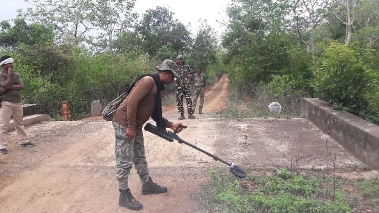 पुलिस पार्टी को बम से उड़ाने की नक्सली साजिश नाकाम, 5 राज्यों की सीमाओं पर कांबिंग तेज,लैंडमाइन बरामद पुलिस पार्टी को बम से उड़ाने की नक्सली साजिश नाकाम, 5 राज्यों की सीमाओं पर कांबिंग तेज,लैंडमाइन बरामद