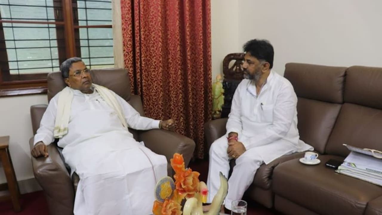 ಪರಿಷತ್ ಫೈಟ್: ಕುತೂಹಲ ಕೆರಳಿಸಿದ ಸಿದ್ದರಾಮಯ್ಯ ಡಿಕೆಶಿ ಭೇಟಿ