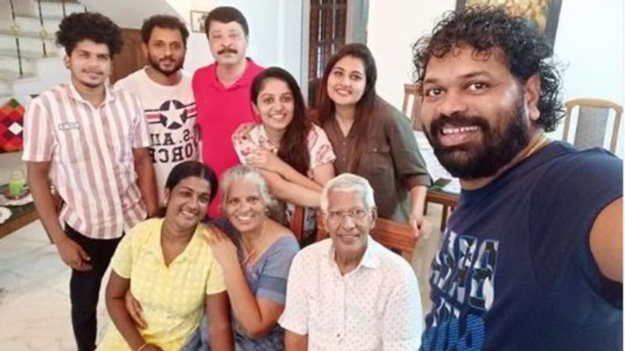 'അമ്മച്ചി തന്റെ കുട്ടികളെ കണ്ടപ്പോള്'; രാജനി ചാണ്ടിയോടപ്പം ബിഗ് ബോസ് താരങ്ങൾ 'അമ്മച്ചി തന്റെ കുട്ടികളെ കണ്ടപ്പോള്'; രാജനി ചാണ്ടിയോടപ്പം ബിഗ് ബോസ് താരങ്ങൾ