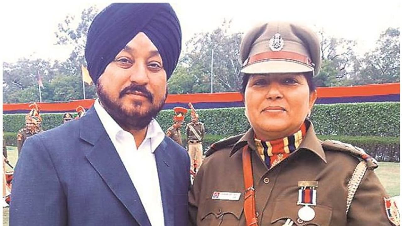 'തന്നോട് തന്നെ ക്ഷമിക്കാനാവുന്നില്ല'; ഭര്‍ത്താവിന്‍റെ മരണത്തേക്കുറിച്ച് കൊവിഡ് സെല്‍ ചുമതലയുള്ള ദില്ലി എസിപി