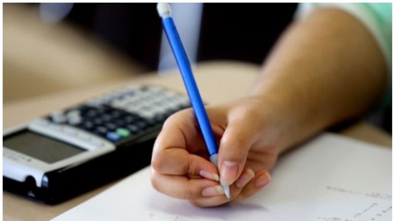 PUC ಪರೀಕ್ಷೆ ಮುಗಿಸಿ ತೆರಳುತ್ತಿದ್ದ ವಿದ್ಯಾರ್ಥಿಗಳ ಬೈಕ್ ಅಪಘಾತ; ಓರ್ವ ಸಾವು! PUC ಪರೀಕ್ಷೆ ಮುಗಿಸಿ ತೆರಳುತ್ತಿದ್ದ ವಿದ್ಯಾರ್ಥಿಗಳ ಬೈಕ್ ಅಪಘಾತ; ಓರ್ವ ಸಾವು!