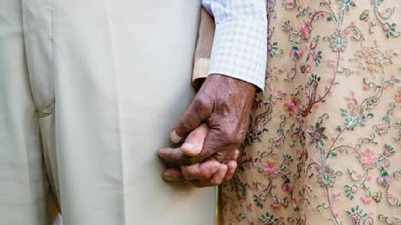 ప్రేమనా: 19 ఏళ్ల యువతితో లేచిపోయిన తాతయ్య ప్రేమనా: 19 ఏళ్ల యువతితో లేచిపోయిన తాతయ్య