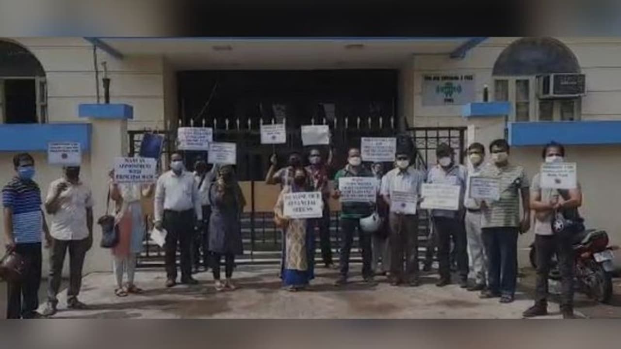 স্কুল ফি নিয়ে ফের বিক্ষোভ, হাইকোর্টের হুঁশিয়ারি দিলেন তারাতলার বিড়লা ভারতীর অভিভাবকরা স্কুল ফি নিয়ে ফের বিক্ষোভ, হাইকোর্টের হুঁশিয়ারি দিলেন তারাতলার বিড়লা ভারতীর অভিভাবকরা