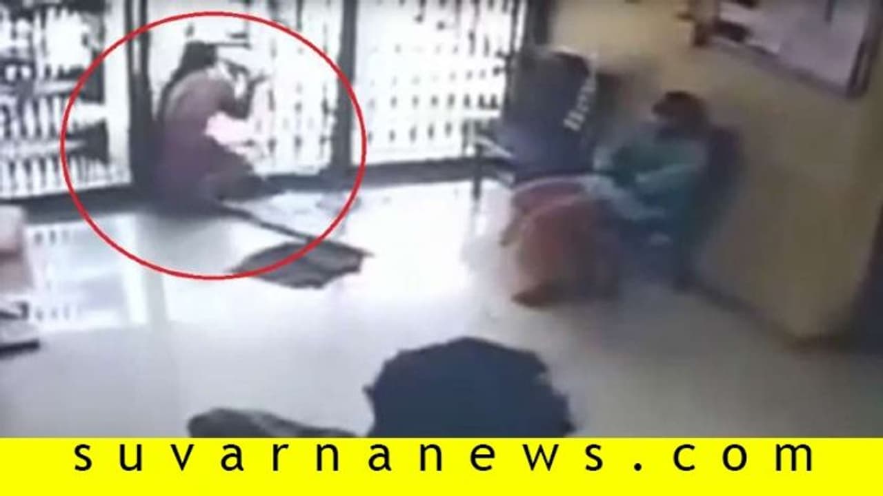 ಬ್ಯಾಂಕಿನ ಗಾಜಿನ ಬಾಗಿಲಿಗೆ ಡಿಕ್ಕಿ ಹೊಡೆದು ಮಹಿಳೆ ಸಾವು! ಬ್ಯಾಂಕಿನ ಗಾಜಿನ ಬಾಗಿಲಿಗೆ ಡಿಕ್ಕಿ ಹೊಡೆದು ಮಹಿಳೆ ಸಾವು!