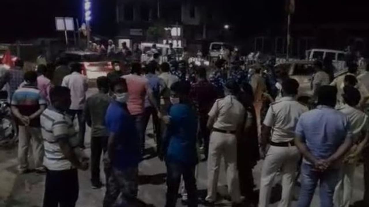 সাগর দত্তকে কোভিড হাসপাতাল করায় বিক্ষোভ, পুলিশের ব্য়াপক লাঠিচার্জ সাগর দত্তকে কোভিড হাসপাতাল করায় বিক্ষোভ, পুলিশের ব্য়াপক লাঠিচার্জ