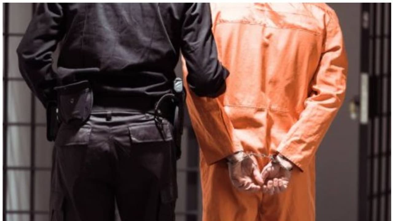 പാറാവുകാരനോടൊപ്പം ഒളിച്ചോടിയ വിചാരണത്തടവുകാരിയുടെ കഥ പാറാവുകാരനോടൊപ്പം ഒളിച്ചോടിയ വിചാരണത്തടവുകാരിയുടെ കഥ