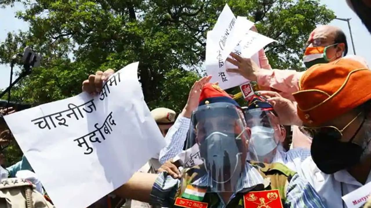 চিনা আগ্রাসনের জবাবে বাড়ির টিভি ভাঙলেন সুরাতের বাসিন্দারা, ৩ হাজার পণ্য বয়কটের ডাক ব্যবসায়ীদের