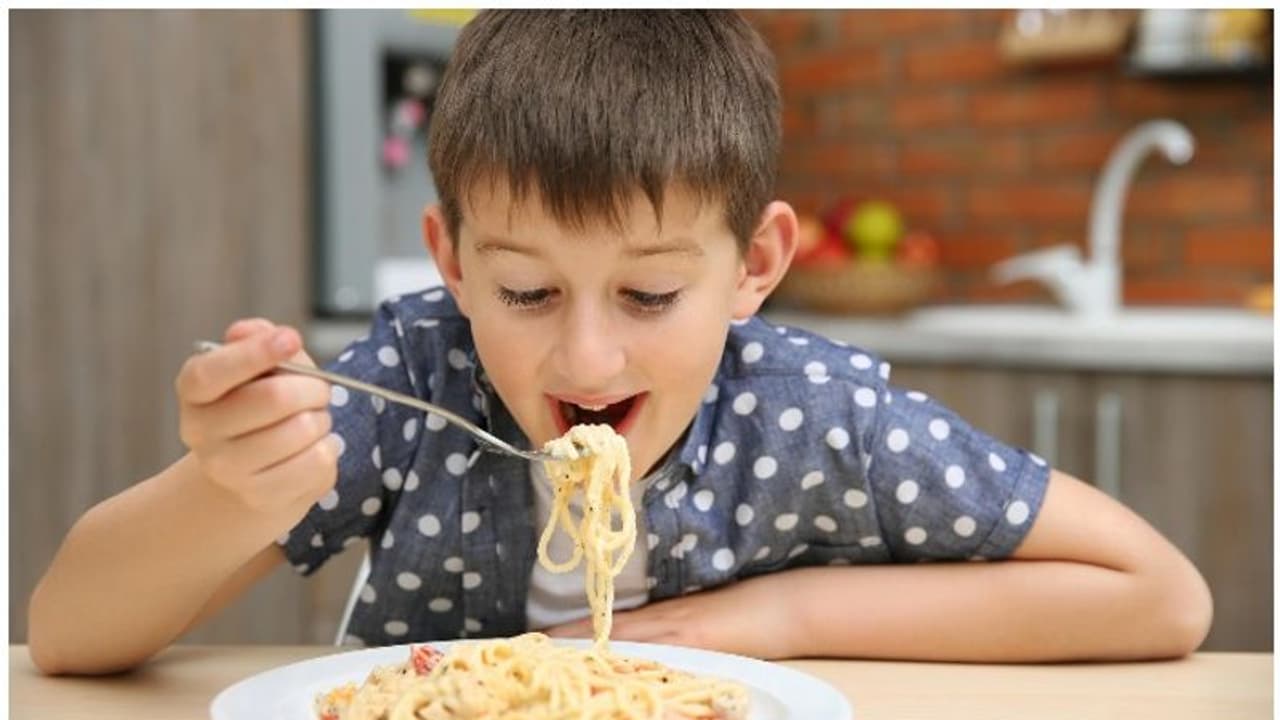 കുട്ടികൾക്ക് കൊടുക്കാൻ പാടില്ലാത്ത നാല് ഭക്ഷണങ്ങൾ കുട്ടികൾക്ക് കൊടുക്കാൻ പാടില്ലാത്ത നാല് ഭക്ഷണങ്ങൾ