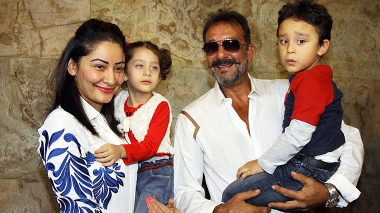 पत्नी और बच्चों को मिस कर रहे संजय दत्त, लॉकडाउन की वजह से 84 दिन से दुबई में फंसा है परिवार पत्नी और बच्चों को मिस कर रहे संजय दत्त, लॉकडाउन की वजह से 84 दिन से दुबई में फंसा है परिवार