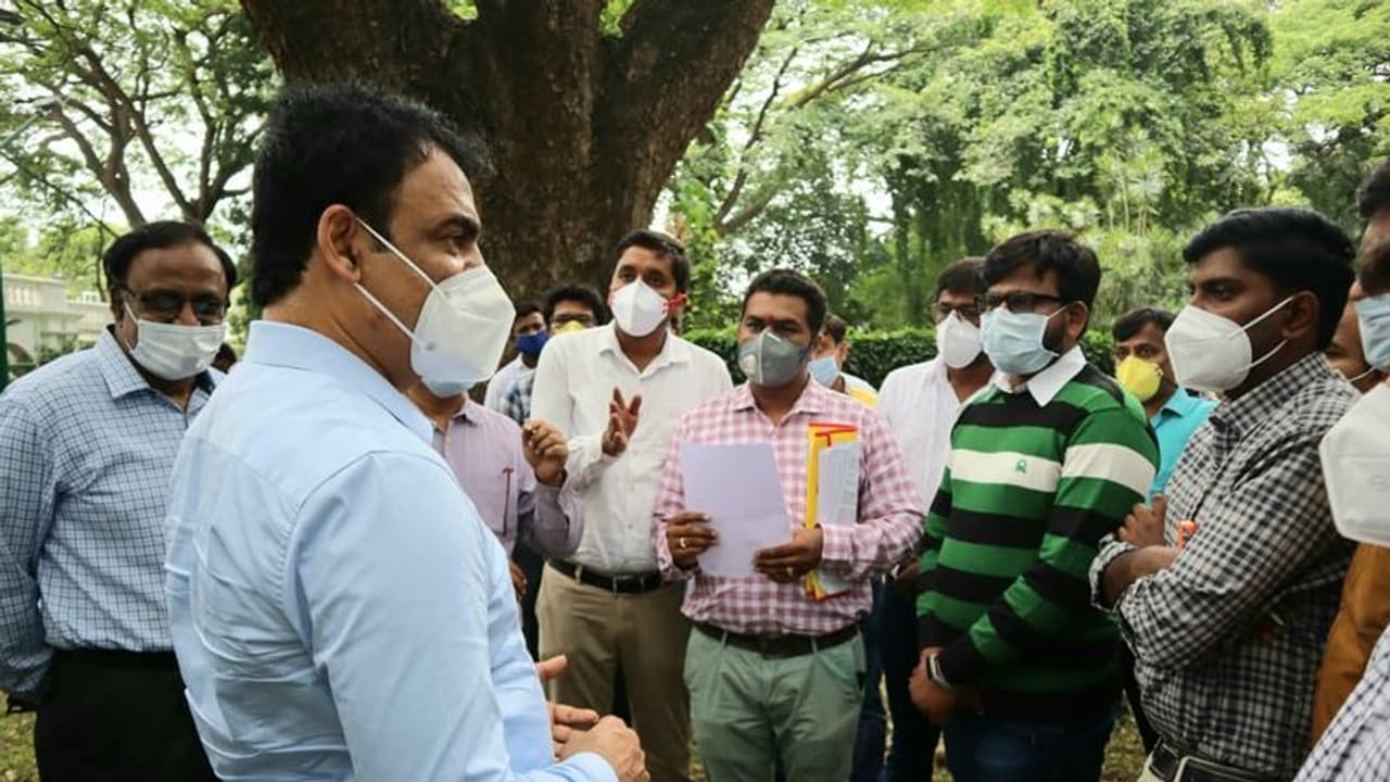 ತಮ್ಮ ಕಷ್ಟಗಳ ಜೊತೆಗೆ ಉಪಮುಖ್ಯಮಂತ್ರಿ ಮುಂದೆ ಮಹತ್ವದ ಬೇಡಿಕೆ ಇಟ್ಟ ಗುತ್ತಿಗೆ ವೈದ್ಯರು ತಮ್ಮ ಕಷ್ಟಗಳ ಜೊತೆಗೆ ಉಪಮುಖ್ಯಮಂತ್ರಿ ಮುಂದೆ ಮಹತ್ವದ ಬೇಡಿಕೆ ಇಟ್ಟ ಗುತ್ತಿಗೆ ವೈದ್ಯರು