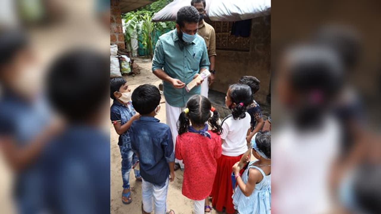 ഓണ്ലൈന് ക്ലാസ്; ഭൗതിക സാഹചര്യവും വിദ്യാർത്ഥികളുടെ പ്രശ്നങ്ങളും മനസിലാക്കാന് എസ്എഫ്ഐയുടെ ഹോം വിസിറ്റ് ഓണ്ലൈന് ക്ലാസ്; ഭൗതിക സാഹചര്യവും വിദ്യാർത്ഥികളുടെ പ്രശ്നങ്ങളും മനസിലാക്കാന് എസ്എഫ്ഐയുടെ ഹോം വിസിറ്റ്