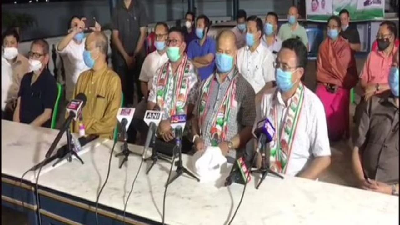 కాంగ్రెస్ గూటికి ఎమ్మెల్యేలు: మణిపూర్లో పతనం అంచున బీజేపీ ప్రభుత్వం కాంగ్రెస్ గూటికి ఎమ్మెల్యేలు: మణిపూర్లో పతనం అంచున బీజేపీ ప్రభుత్వం