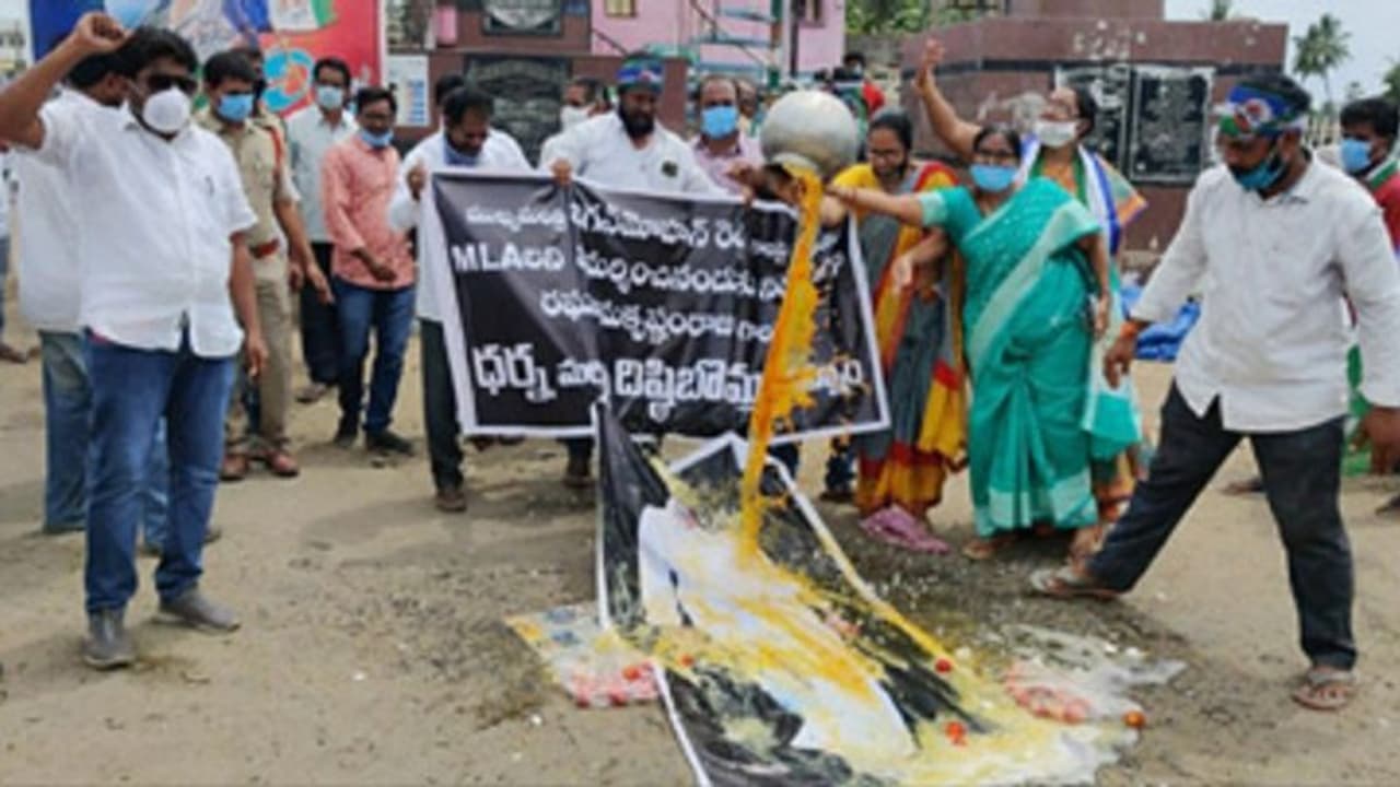 ఎంపీ రఘురామపై కులసంఘాల ఫైర్: ఫ్లెక్సీకి గాజులు, దిష్టిబొమ్మ దహనం ఎంపీ రఘురామపై కులసంఘాల ఫైర్: ఫ్లెక్సీకి గాజులు, దిష్టిబొమ్మ దహనం