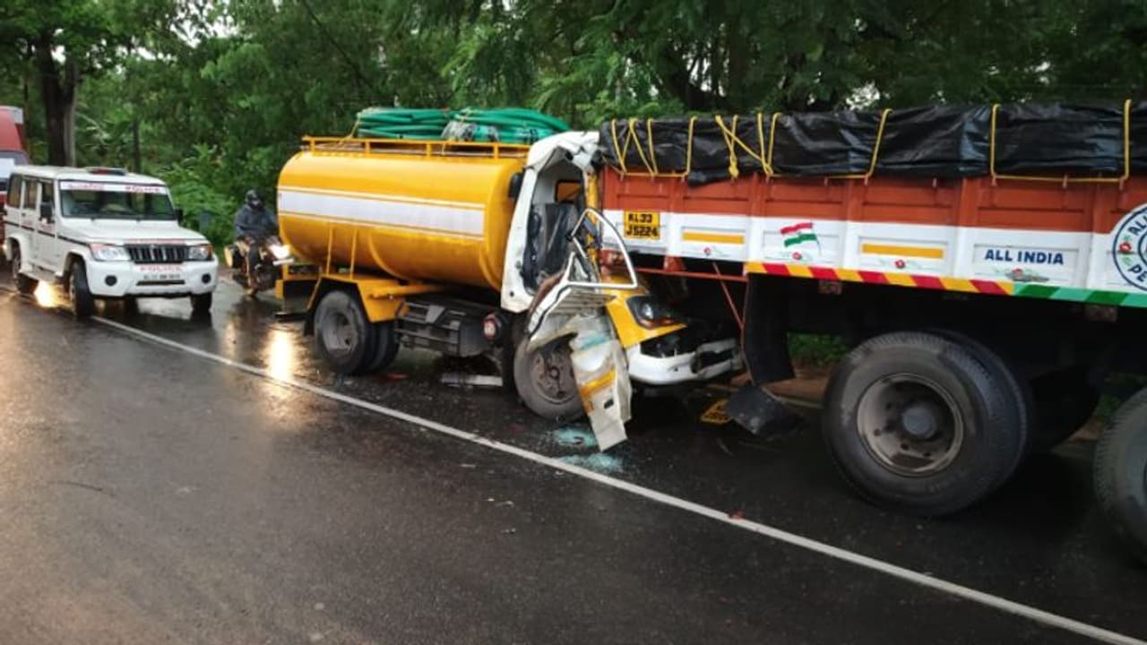 തിരുവനന്തപുരത്ത് നാലു വാഹനങ്ങൾ കൂട്ടിയിടിച്ചു; ടാങ്കര് ലോറി ഡ്രൈവർ ഉൾപ്പെടെ മൂന്ന് പേര്ക്ക് പരിക്ക് തിരുവനന്തപുരത്ത് നാലു വാഹനങ്ങൾ കൂട്ടിയിടിച്ചു; ടാങ്കര് ലോറി ഡ്രൈവർ ഉൾപ്പെടെ മൂന്ന് പേര്ക്ക് പരിക്ക്