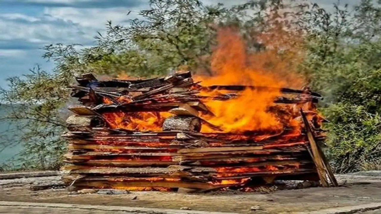 चिता पर रखी थी बेटे की लाश, पिता ने देखा तो हिल रहा था शव, कफन हटा कर देखा तो... चिता पर रखी थी बेटे की लाश, पिता ने देखा तो हिल रहा था शव, कफन हटा कर देखा तो...