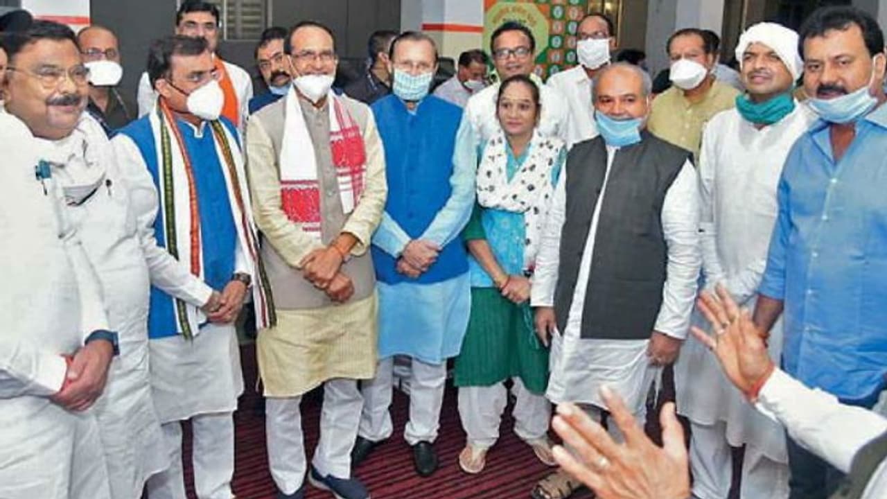 एमपी में राज्यसभा चुनाव के पहले बदले विधायकों के सुर, 2 निर्दलीय, 2 बसपा और 1 सपा बीजेपी ने बदले खेमे एमपी में राज्यसभा चुनाव के पहले बदले विधायकों के सुर, 2 निर्दलीय, 2 बसपा और 1 सपा बीजेपी ने बदले खेमे