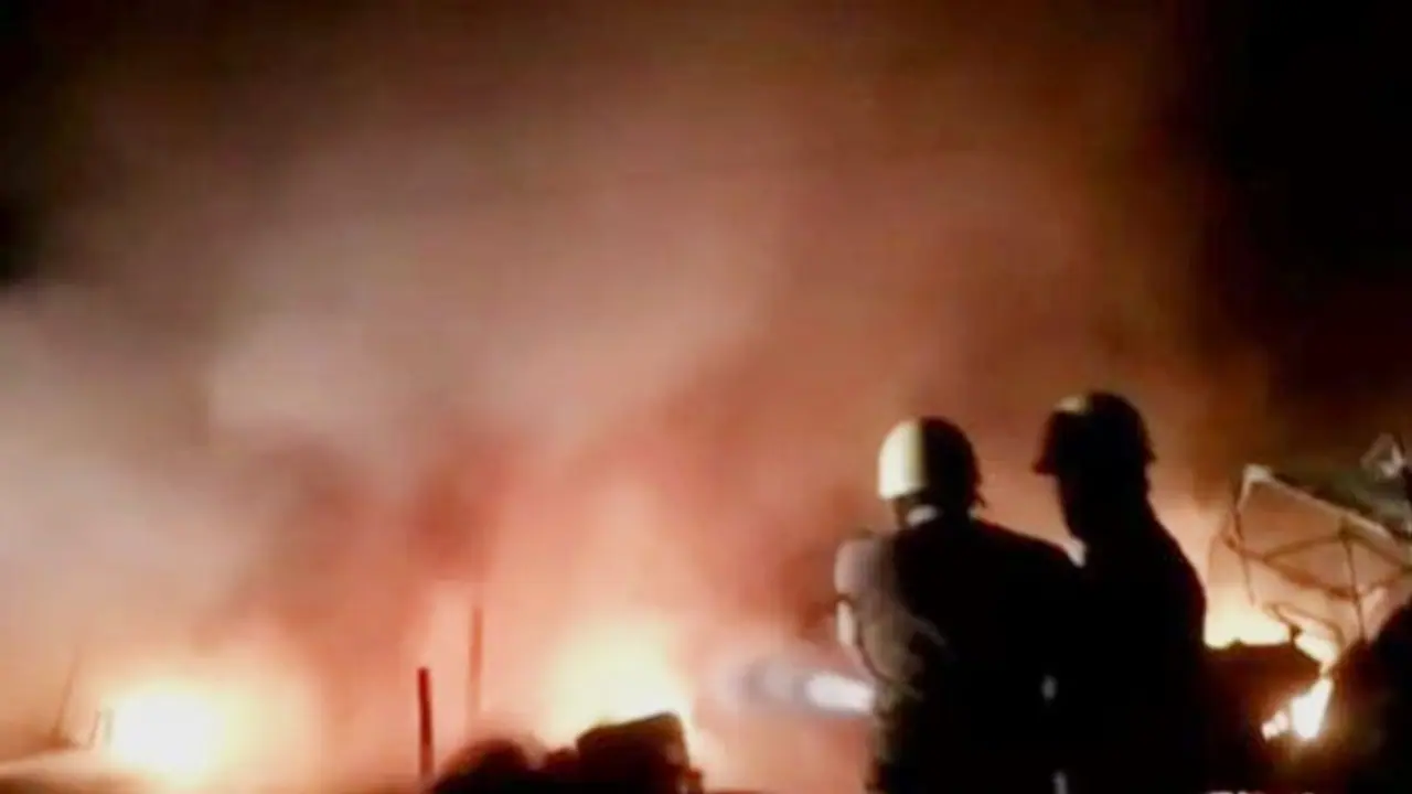 ঘাটালে রাজ্য সড়কের ধারে অগ্নিকাণ্ড, পুড়ে ছাই পাঁচটি দোকান ঘাটালে রাজ্য সড়কের ধারে অগ্নিকাণ্ড, পুড়ে ছাই পাঁচটি দোকান