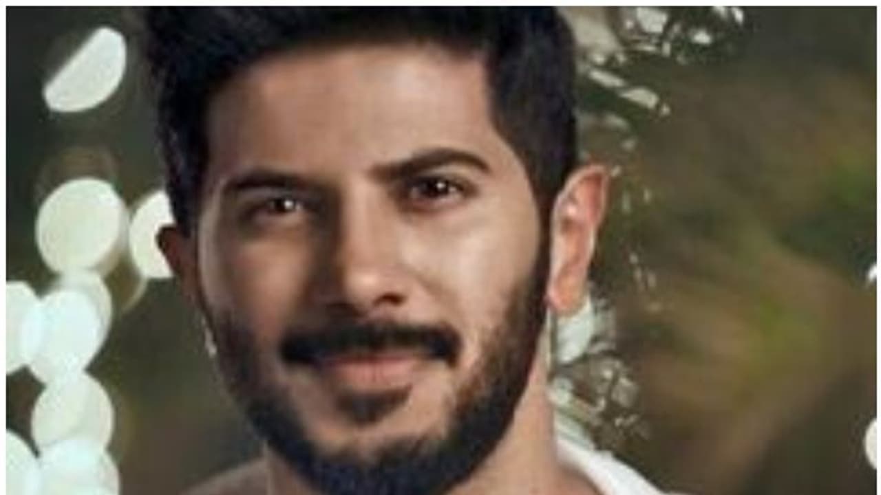 വീരമൃത്യു വരിച്ച സൈനികര്ക്ക് ആദരവുമായി ദുല്ഖര് വീരമൃത്യു വരിച്ച സൈനികര്ക്ക് ആദരവുമായി ദുല്ഖര്