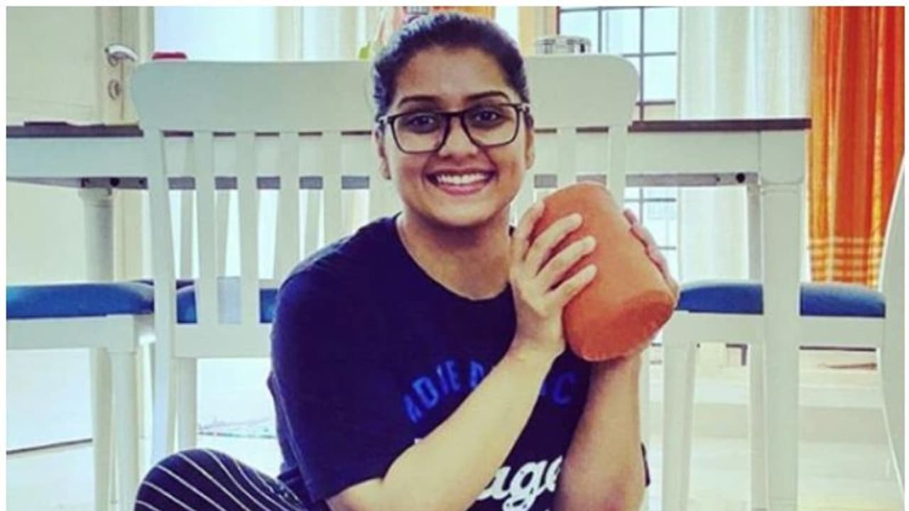 കുടുക്ക നിറയണതും കാത്തിരിന്നിരുട്ടില്ലേ, ഗൃഹാതുരത തുളുമ്പുന്ന കുറിപ്പുമായി സരയൂ മോഹൻ