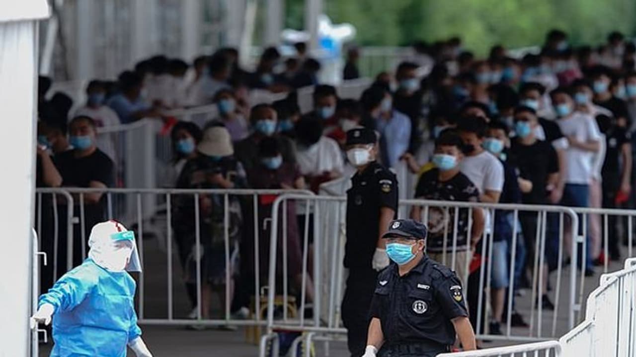 ஒருவழியாக சீன தலைநகர் பெய்ஜிங்கில் கட்டுக்குள் வந்தது கொரோனா:முகக்கவசம் அவசியம் இல்லை என கட்டுப்பாடு தளர்வு.