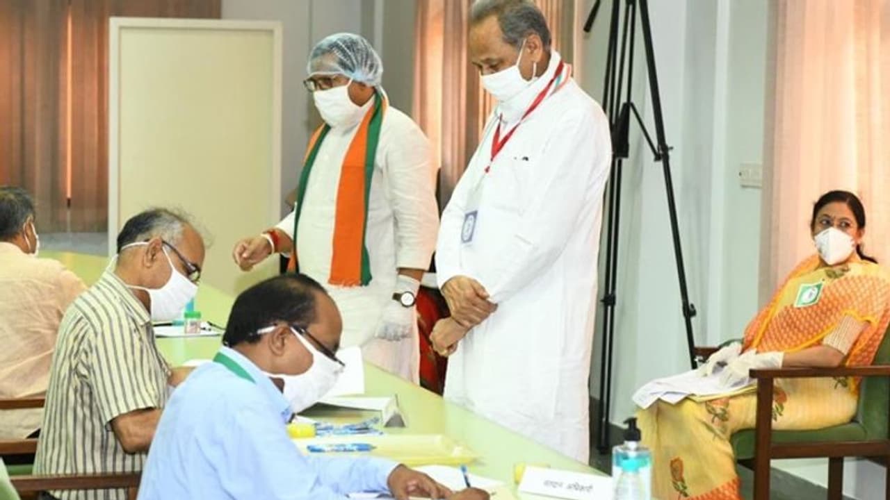 എട്ട് സംസ്ഥാനങ്ങളിലെ 19 രാജ്യസഭാ സീറ്റുകളിലേക്കുള്ള തെരഞ്ഞെടുപ്പ് പുരോഗമിക്കുന്നു എട്ട് സംസ്ഥാനങ്ങളിലെ 19 രാജ്യസഭാ സീറ്റുകളിലേക്കുള്ള തെരഞ്ഞെടുപ്പ് പുരോഗമിക്കുന്നു