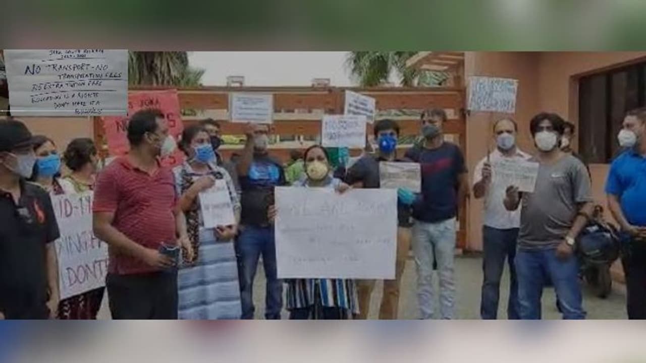 ফি বৃদ্ধি নিয়ে শহরে বাড়ছে বিক্ষোভ, এবার প্রতিবাদের পথে দিল্লি পাবলিক স্কুলের অভিভাবকরাও ফি বৃদ্ধি নিয়ে শহরে বাড়ছে বিক্ষোভ, এবার প্রতিবাদের পথে দিল্লি পাবলিক স্কুলের অভিভাবকরাও