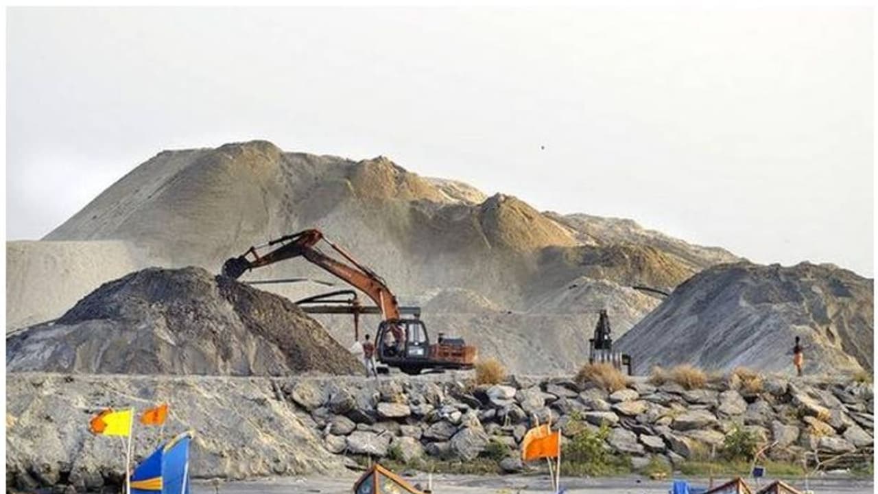 തോട്ടപ്പള്ളി കരിമണല് ഖനനം: സര്ക്കാറിനെതിരെ സിപിഐ രംഗത്ത് തോട്ടപ്പള്ളി കരിമണല് ഖനനം: സര്ക്കാറിനെതിരെ സിപിഐ രംഗത്ത്