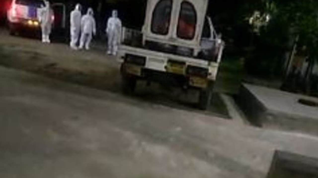 করোনা সন্দেহে সৎকারে বাধা, শ্মশানে বিক্ষোভের মুখে মৃতের পরিবারের লোকেরা করোনা সন্দেহে সৎকারে বাধা, শ্মশানে বিক্ষোভের মুখে মৃতের পরিবারের লোকেরা