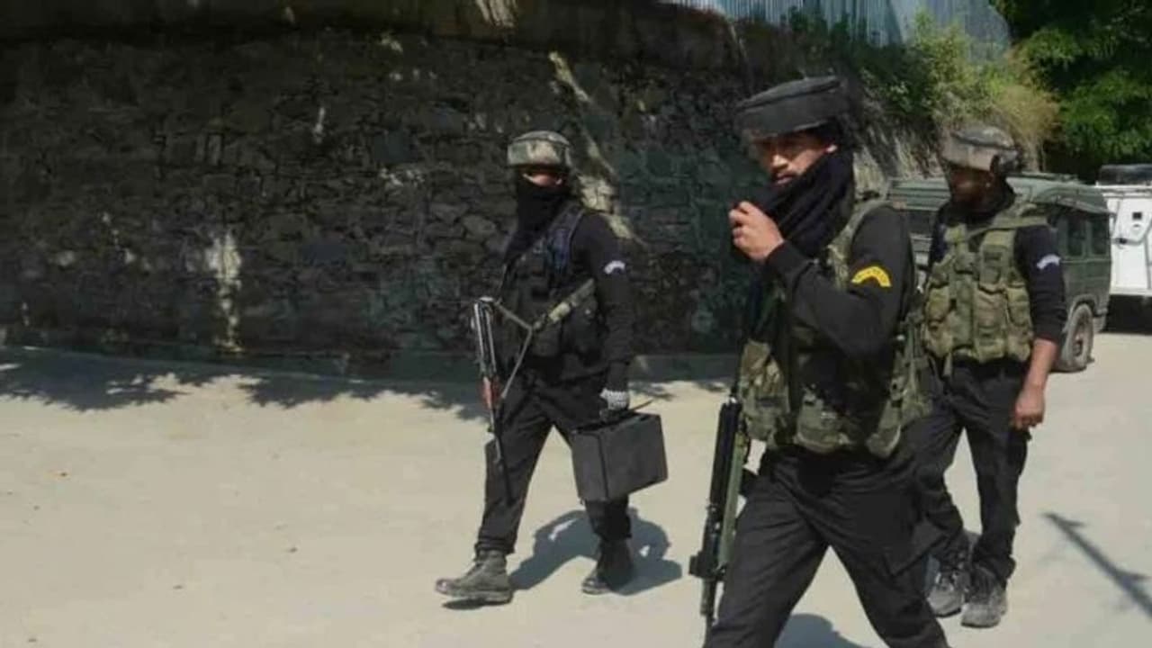 উপত্যকায় লাগাতার সেনা অভিযানের বদলা, পরিবার সমেত বিজেপি নেতাকে গুলি করে মারল জঙ্গিরা উপত্যকায় লাগাতার সেনা অভিযানের বদলা, পরিবার সমেত বিজেপি নেতাকে গুলি করে মারল জঙ্গিরা