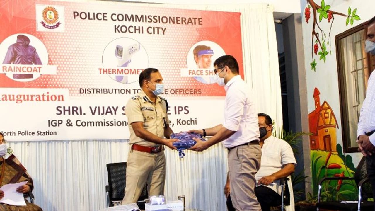 കേരള പൊലീസിന് മഴക്കോട്ടുകൾ വിതരണം ചെയ്ത് നിറപറ ഗ്രൂപ്പ് കേരള പൊലീസിന് മഴക്കോട്ടുകൾ വിതരണം ചെയ്ത് നിറപറ ഗ്രൂപ്പ്