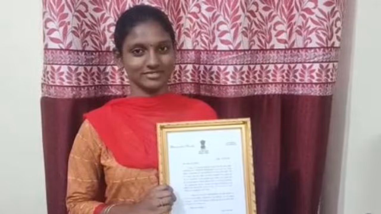 மதுரை சலூன் கடைக்காரர் மகள் நேத்ராவை பாராட்டிய ஆளுநர்.!! நெகிழ்ந்த போன நேத்ரா..! மதுரைக்கு கிடைத்த பெருமை.! மதுரை சலூன் கடைக்காரர் மகள் நேத்ராவை பாராட்டிய ஆளுநர்.!! நெகிழ்ந்த போன நேத்ரா..! மதுரைக்கு கிடைத்த பெருமை.!