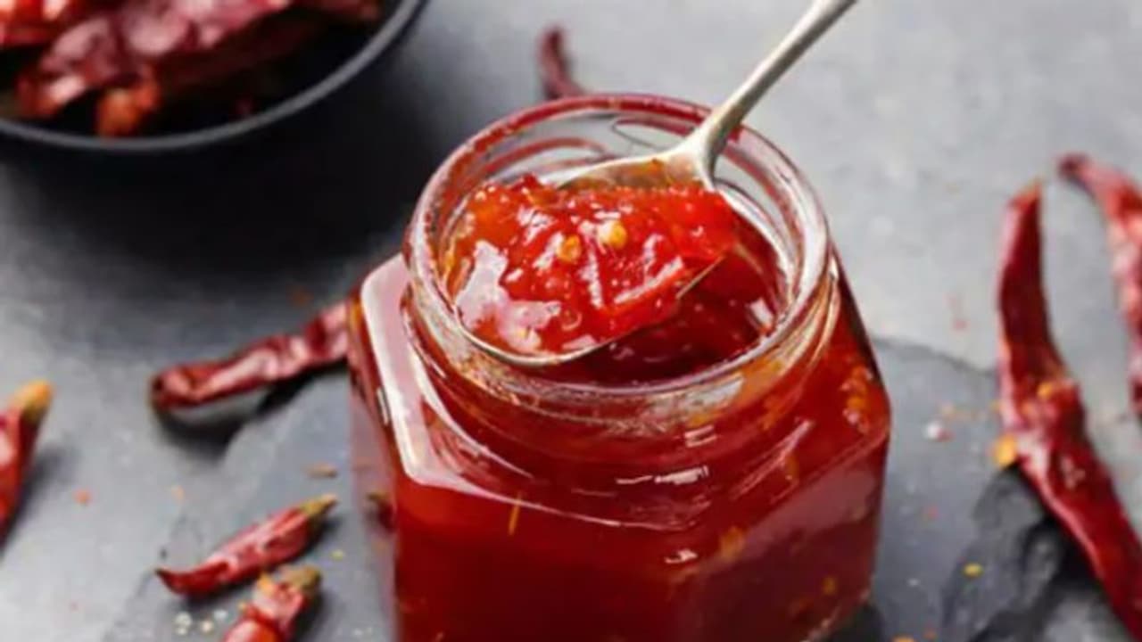 രുചികരമായ 'റെഡ് ചില്ലി സോസ്' വീട്ടില്‍ തയ്യാറാക്കിയാലോ?
