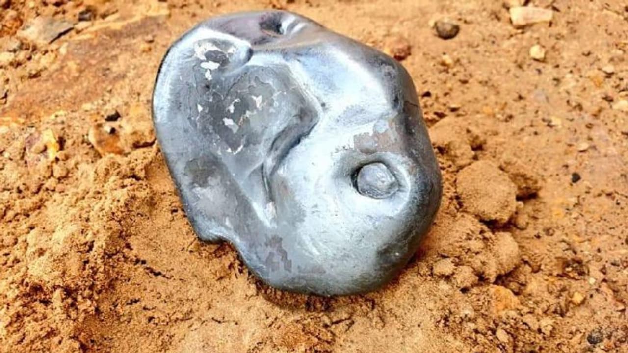 ಆಗಸದಿಂದ ಭೂಮಿಗೆ ಅಪ್ಪಳಿಸಿತು ಉಲ್ಕಾಶಿಲೆ; ಬೆಚ್ಚಿ ಬಿದ್ದ ಗ್ರಾಮಸ್ಥರು! ಆಗಸದಿಂದ ಭೂಮಿಗೆ ಅಪ್ಪಳಿಸಿತು ಉಲ್ಕಾಶಿಲೆ; ಬೆಚ್ಚಿ ಬಿದ್ದ ಗ್ರಾಮಸ್ಥರು!