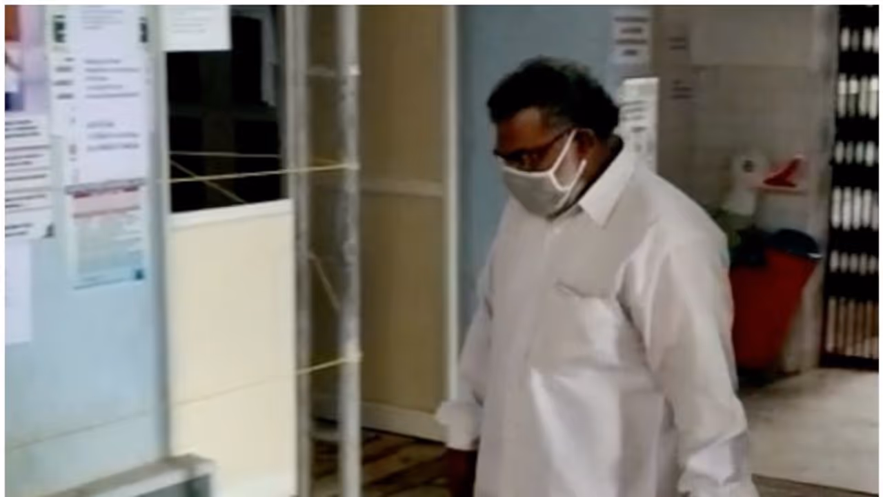 എട്ടുവയസുകാരിയെ പീഡിപ്പിച്ചെന്ന് പരാതി; മദ്രസ അധ്യാപകനെ പൊലീസ് അറസ്റ്റ് ചെയ്തു എട്ടുവയസുകാരിയെ പീഡിപ്പിച്ചെന്ന് പരാതി; മദ്രസ അധ്യാപകനെ പൊലീസ് അറസ്റ്റ് ചെയ്തു