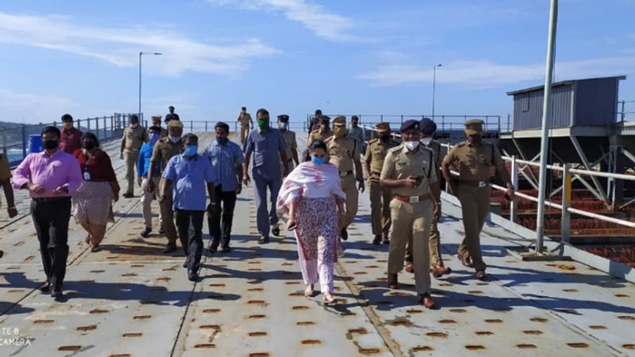 ജില്ലാ കളക്ടർ വിഴിഞ്ഞം സന്ദർശിച്ചു; തീരത്ത് കൊവിഡ് മുൻകരുതലുകൾ ശക്തമാക്കും ജില്ലാ കളക്ടർ വിഴിഞ്ഞം സന്ദർശിച്ചു; തീരത്ത് കൊവിഡ് മുൻകരുതലുകൾ ശക്തമാക്കും