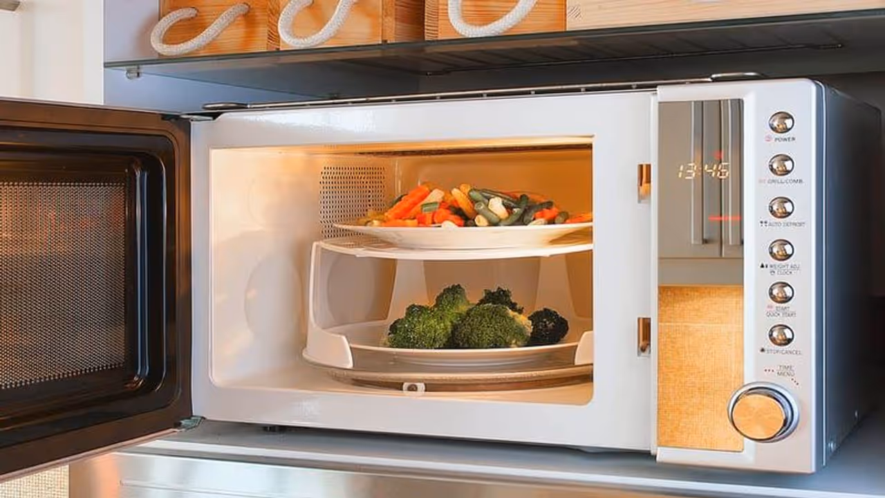 Kitchen Hacks: ಮೈಕ್ರೋವೇವ್ ವಾಸನೆ ಬರ್ತಿದ್ದರೆ ಹೀಗೆ ಕ್ಲೀನ್ ಮಾಡಿ! Kitchen Hacks: ಮೈಕ್ರೋವೇವ್ ವಾಸನೆ ಬರ್ತಿದ್ದರೆ ಹೀಗೆ ಕ್ಲೀನ್ ಮಾಡಿ!