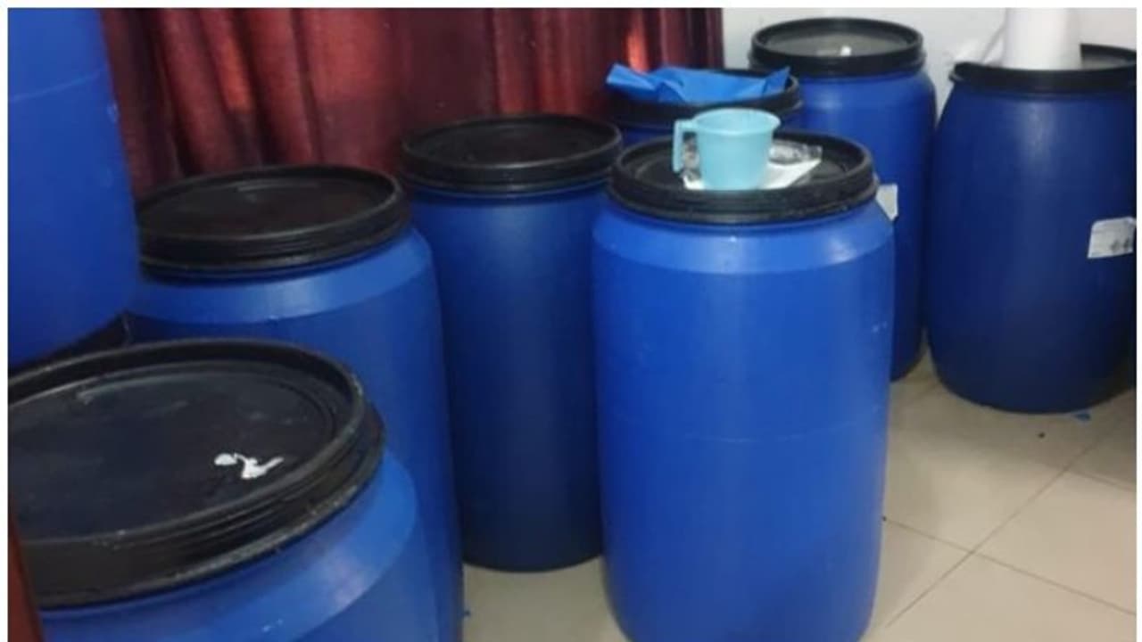 ഫ്ലാറ്റുകള് കേന്ദ്രീകരിച്ച് മദ്യ നിര്മാണം; പിടിയിലായ അഞ്ച് പ്രവാസികളെ നാടുകടത്തും ഫ്ലാറ്റുകള് കേന്ദ്രീകരിച്ച് മദ്യ നിര്മാണം; പിടിയിലായ അഞ്ച് പ്രവാസികളെ നാടുകടത്തും