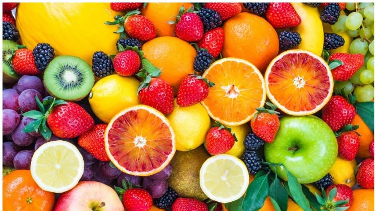 ഈ മൂന്ന് പഴങ്ങൾ കഴിച്ചാൽ മുടികൊഴിച്ചിൽ കുറയ്ക്കാം ഈ മൂന്ന് പഴങ്ങൾ കഴിച്ചാൽ മുടികൊഴിച്ചിൽ കുറയ്ക്കാം