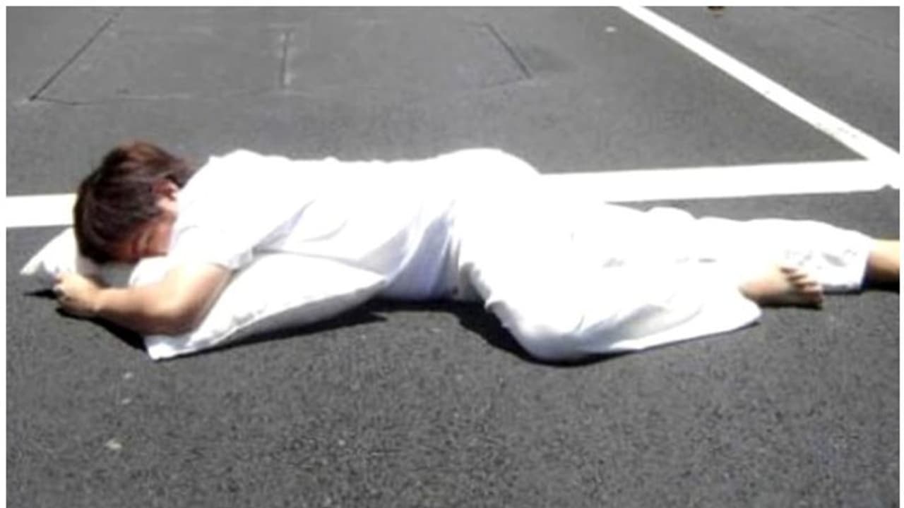 ഒരു ഗ്രാമത്തെയാകെ ഭീതിയിലാഴ്ത്തിയ വിചിത്രരോഗം, എന്തുകൊണ്ടാണ് ഇവിടെ ആര്ക്കും ഉറക്കം മതിയാവാതിരുന്നത്? ഒരു ഗ്രാമത്തെയാകെ ഭീതിയിലാഴ്ത്തിയ വിചിത്രരോഗം, എന്തുകൊണ്ടാണ് ഇവിടെ ആര്ക്കും ഉറക്കം മതിയാവാതിരുന്നത്?