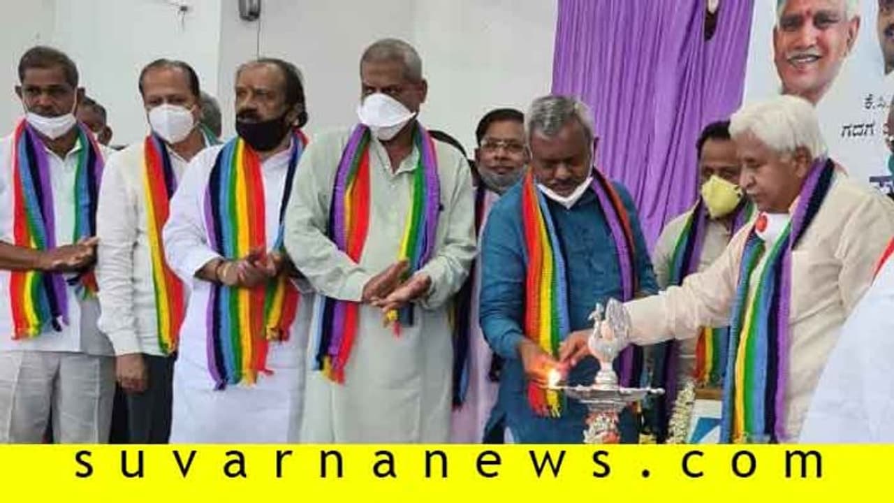 ಗದಗ: ಸಚಿವ S T ಸೋಮಶೇಖರ್ನನ್ನ ಹಾಡಿ ಹೊಗಳಿದ ಕಾಂಗ್ರೆಸ್ ನಾಯಕ ಗದಗ: ಸಚಿವ S T ಸೋಮಶೇಖರ್ನನ್ನ ಹಾಡಿ ಹೊಗಳಿದ ಕಾಂಗ್ರೆಸ್ ನಾಯಕ