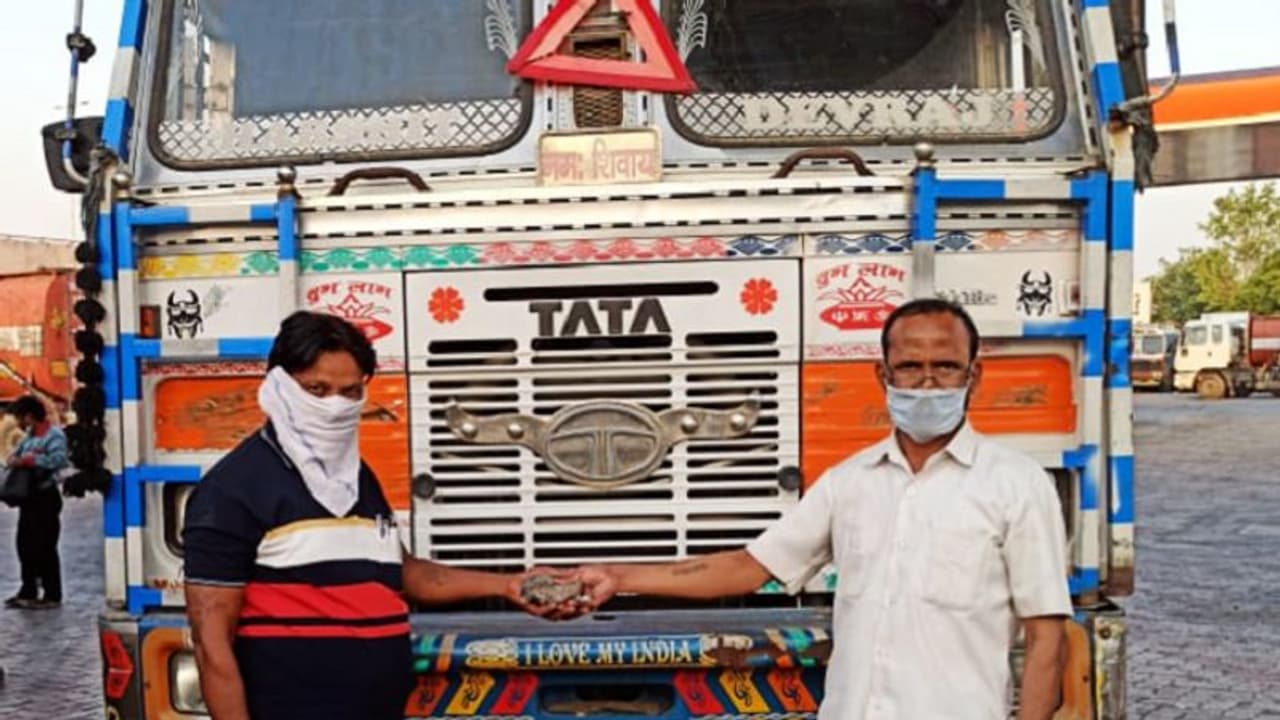 ಟ್ರಕ್ ಚಾಲಕರಿಗೆ ಆಹಾರ, ವೈದ್ಯಕೀಯ ನೆರವು ಒದಗಿಸಿದ ಟಾಟಾ ಮೋಟಾರ್ಸ್! ಟ್ರಕ್ ಚಾಲಕರಿಗೆ ಆಹಾರ, ವೈದ್ಯಕೀಯ ನೆರವು ಒದಗಿಸಿದ ಟಾಟಾ ಮೋಟಾರ್ಸ್!
