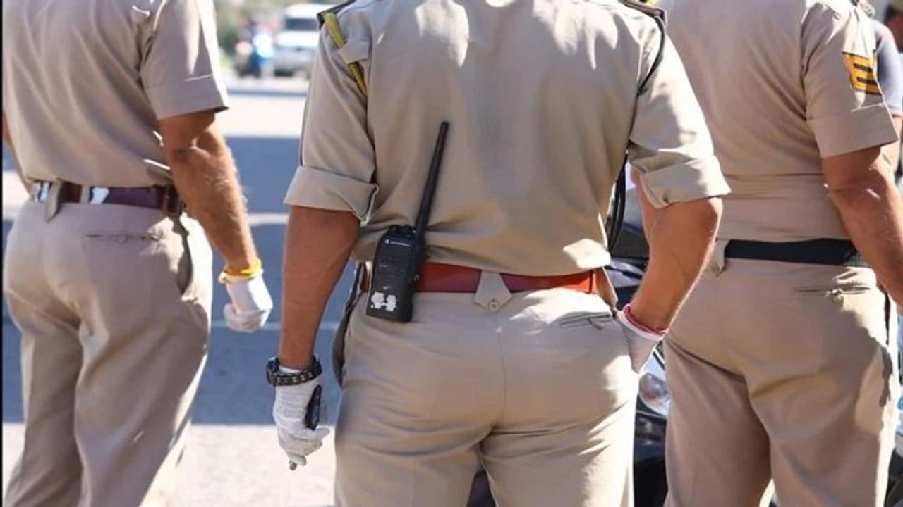 హైద్రాబాద్ చెరువులో ప్లాస్టిక్ కవర్లో మహిళా మృతదేహం: ఆ టాటూయే ఆధారం హైద్రాబాద్ చెరువులో ప్లాస్టిక్ కవర్లో మహిళా మృతదేహం: ఆ టాటూయే ఆధారం