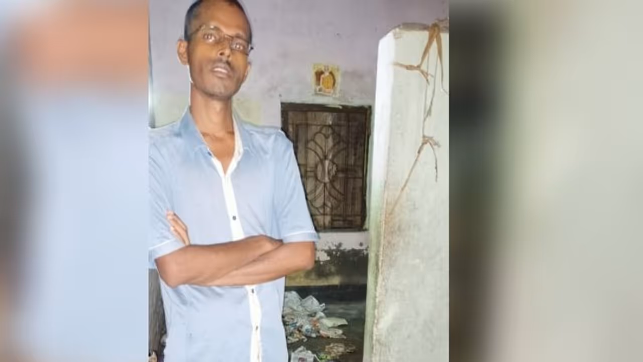 বাবাকে 'নগ্ন করে বেধড়ক মার', 'গুণধর' ছেলেকে পুলিশের হাতে তুলে দিল স্থানীয়রা বাবাকে 'নগ্ন করে বেধড়ক মার', 'গুণধর' ছেলেকে পুলিশের হাতে তুলে দিল স্থানীয়রা