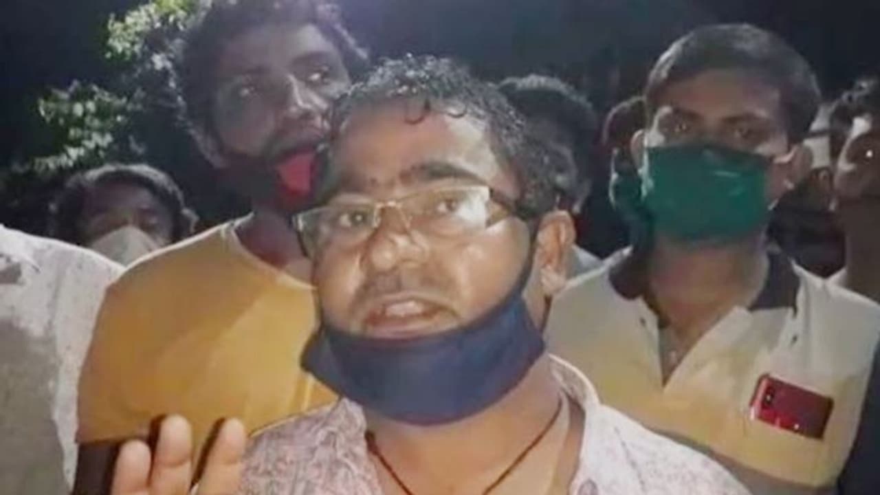 বিদায়ী পুরপ্রধানকে 'প্রাণনাশের হুমকি', যুবকের কীর্তিতে শোরগোল ঝালদায় বিদায়ী পুরপ্রধানকে 'প্রাণনাশের হুমকি', যুবকের কীর্তিতে শোরগোল ঝালদায়