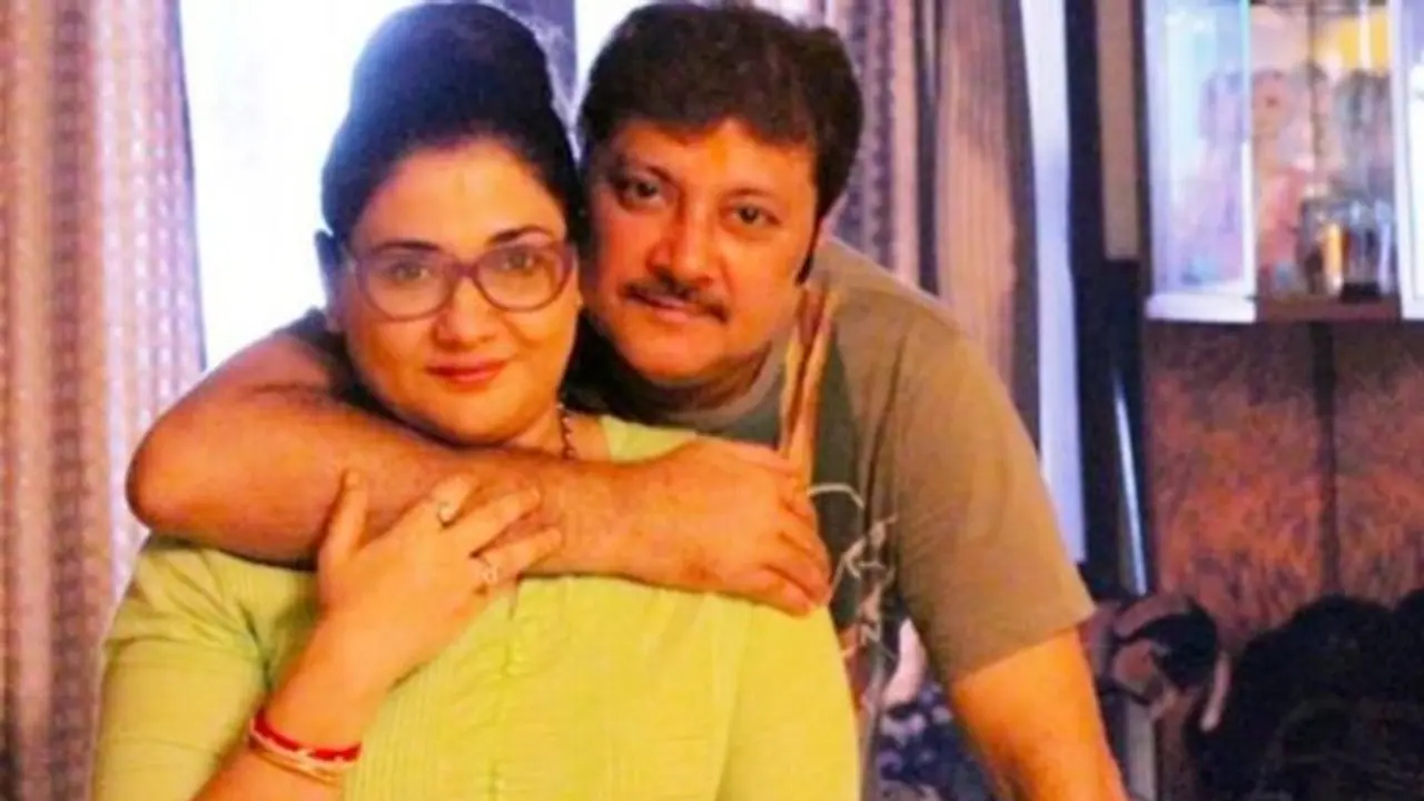 বুকে টেনে নিয়ে আদর থেকে চুম্বন, এটাই যে স্ত্রীকে শেষ স্পর্শ তা কি টের পেয়েছিলেন অভিষেক বুকে টেনে নিয়ে আদর থেকে চুম্বন, এটাই যে স্ত্রীকে শেষ স্পর্শ তা কি টের পেয়েছিলেন অভিষেক